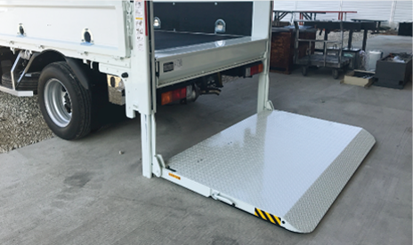 後部パワーゲート付車